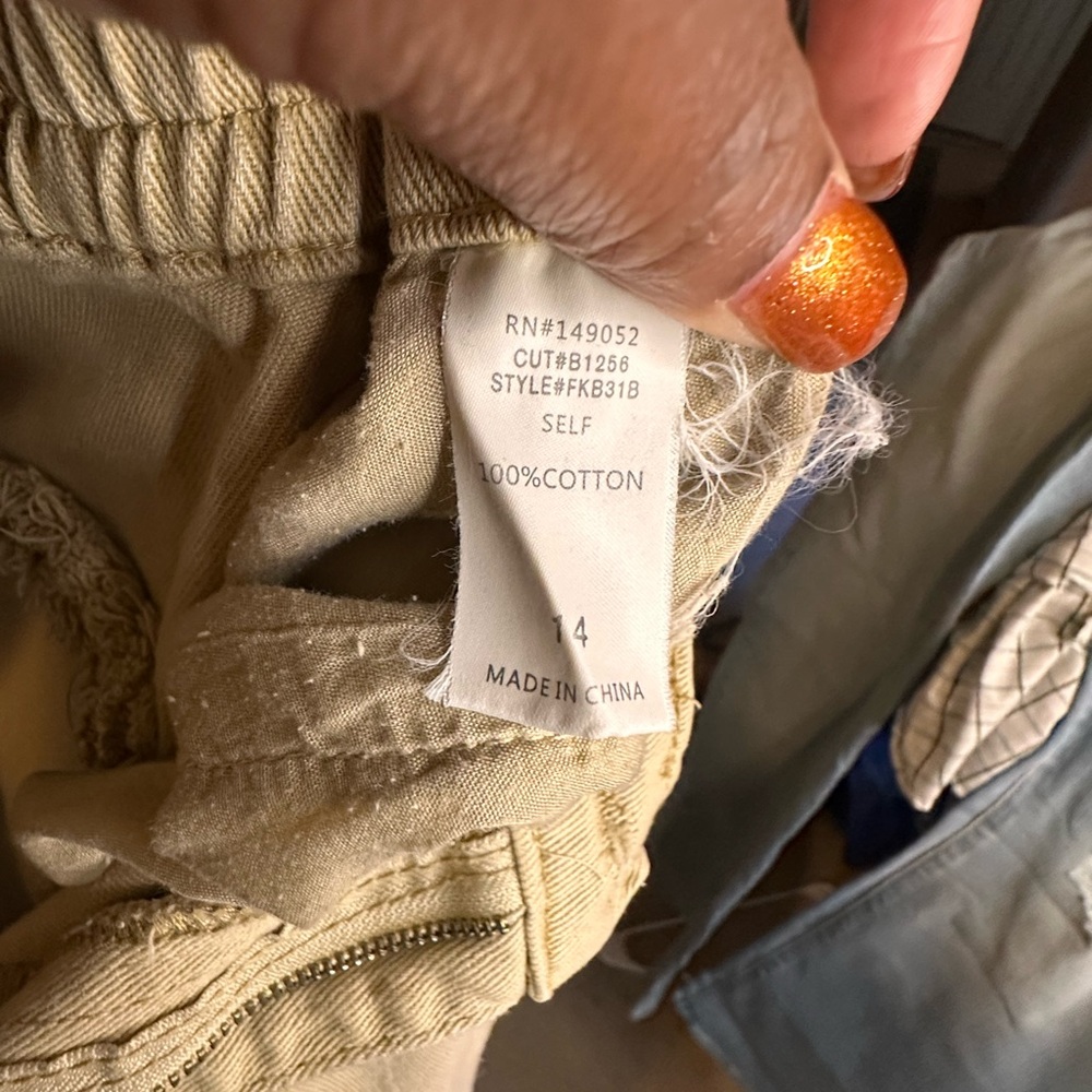 Fashion Nova Women’s Tan Cargo Pants - Picture 7 of 7